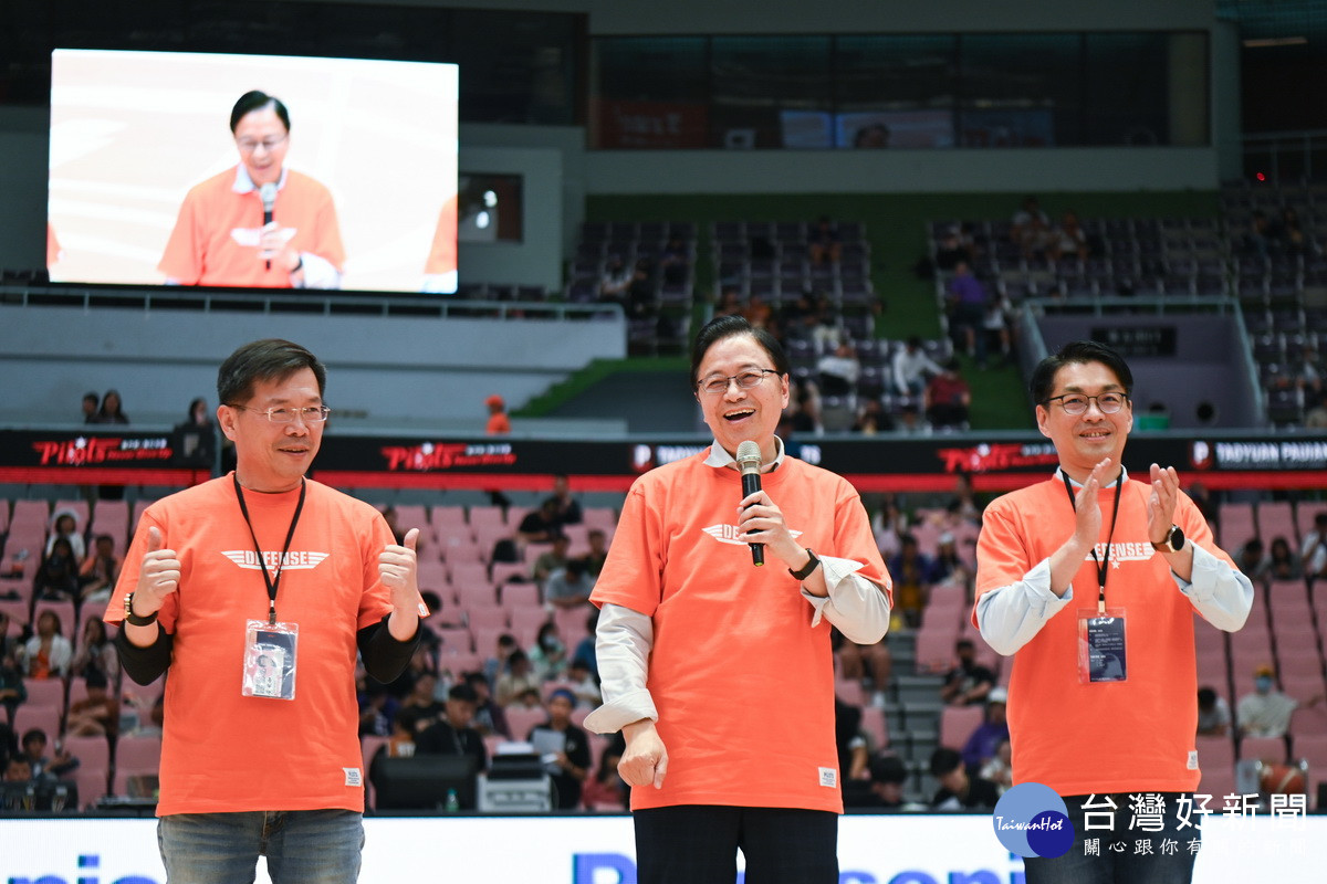桃園市長張善政出席「用藥五不．健康守護」活動向球迷宣導安全用藥觀念。<br />
