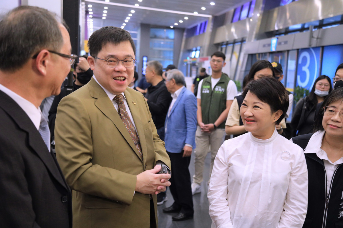 台中市長盧秀燕與星宇航空董事長張國煒寒暄。