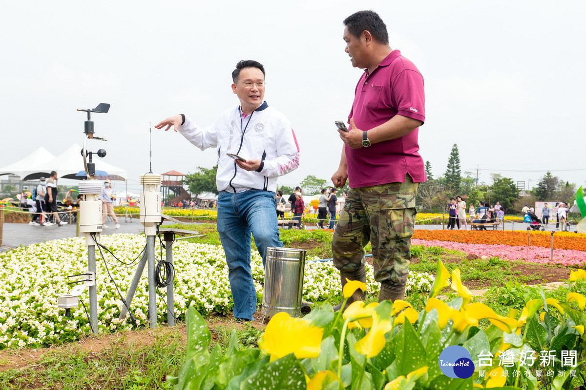 桃園市副市長蘇俊賓參觀微型氣象站。