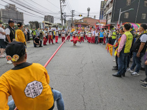 彰化南瑤宮開基三媽潦溪回鑾，彰化市區繞境，上千民眾跪拜獻花迎轎。