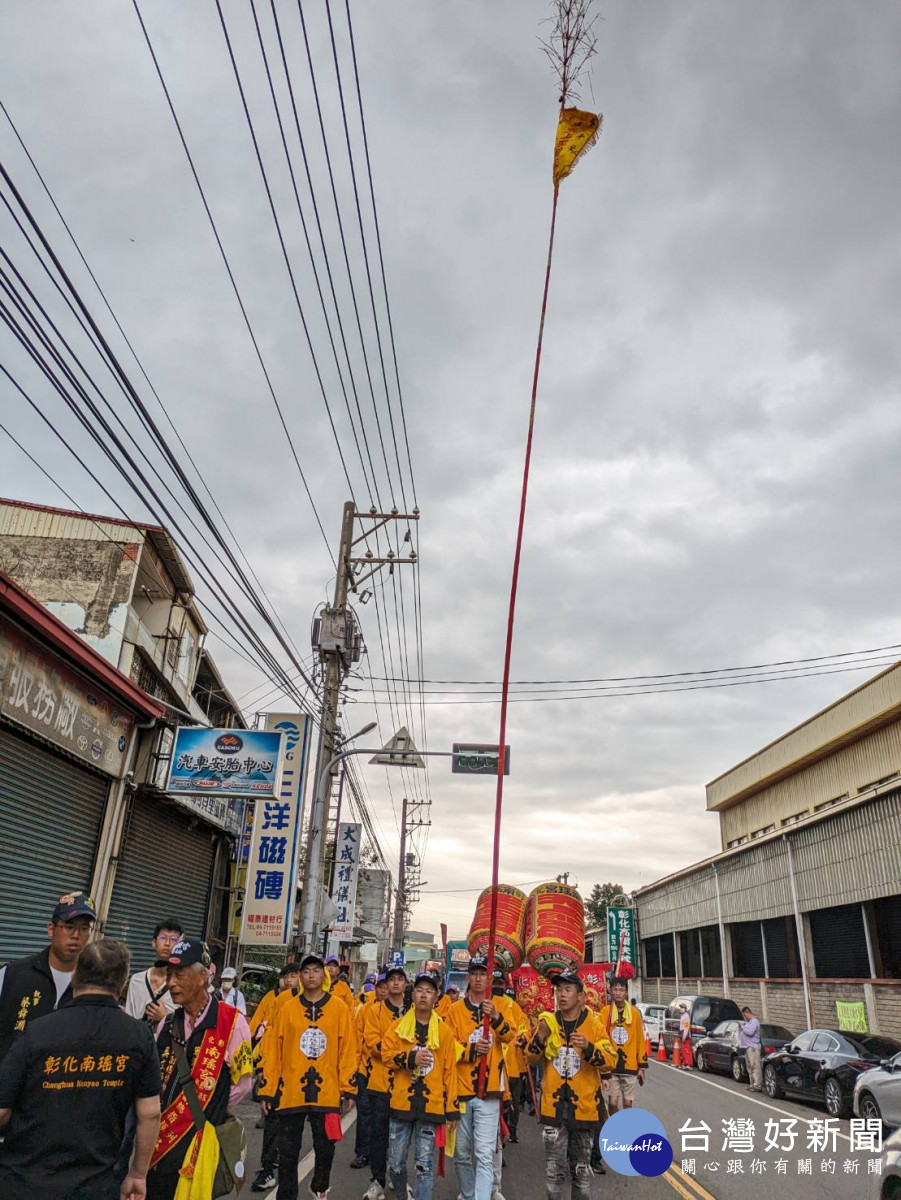 彰化南瑤宮開基三媽潦溪回鑾，下午三點多彰化市區繞境，上千民眾跪拜獻花迎轎。