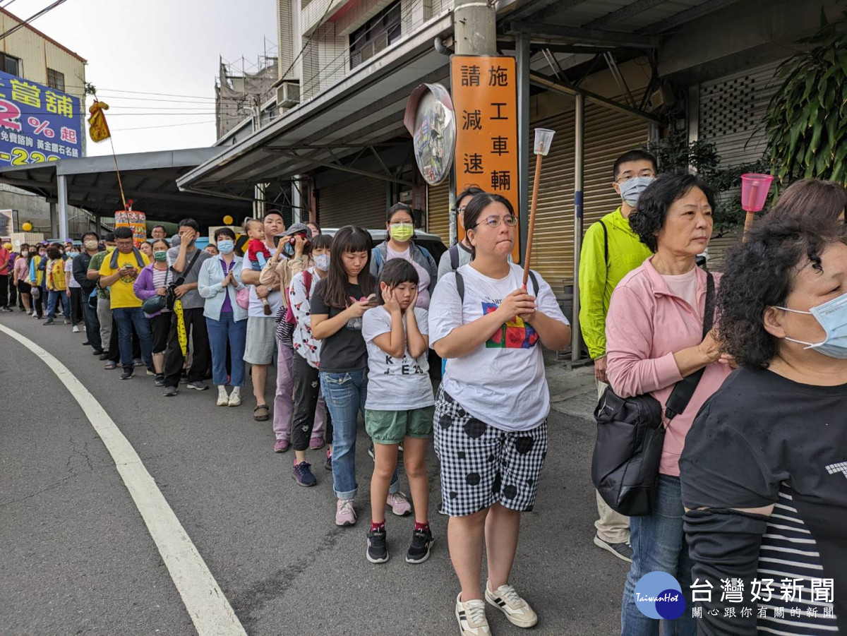 開基三媽靈驗　笨港進香回鑾彰化市區遶境近千信眾跪拜獻花迎駕 台灣好新聞 第3張