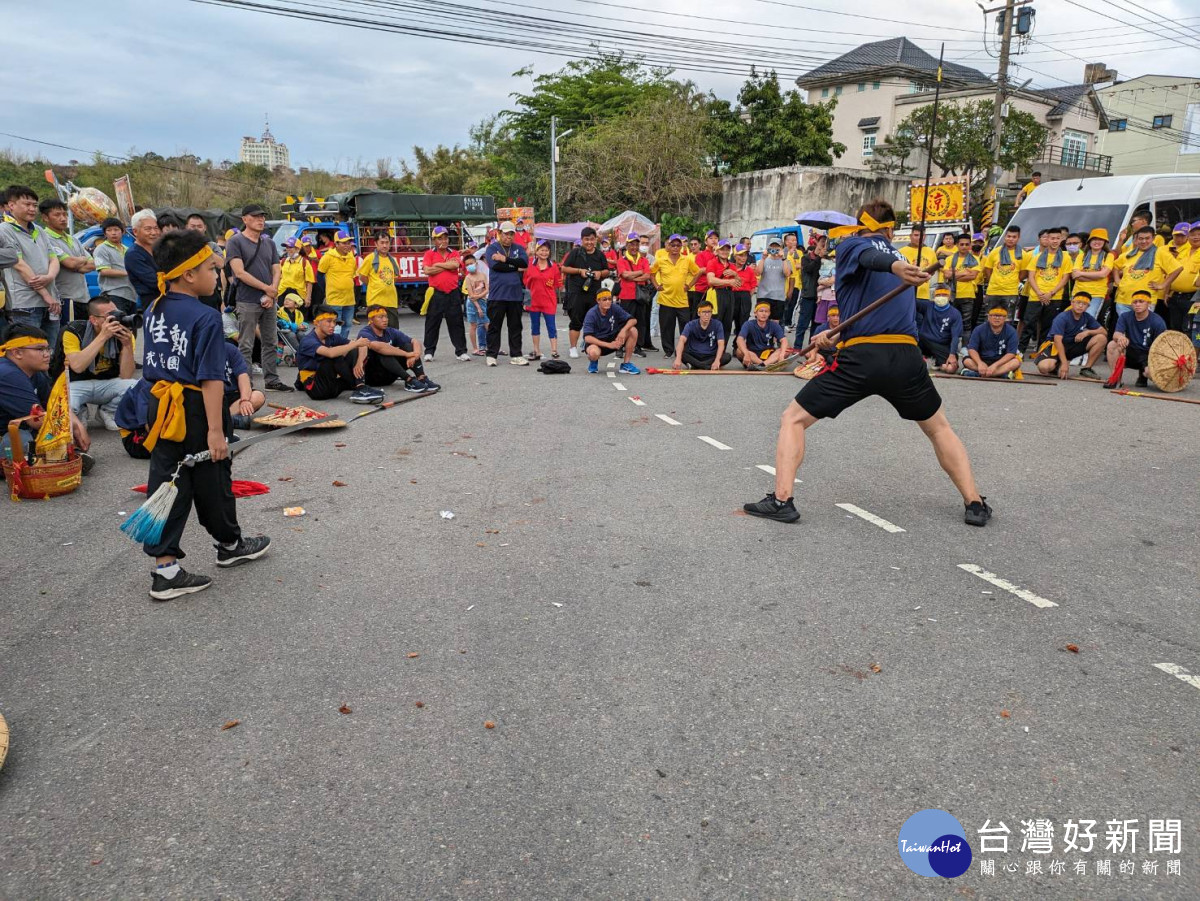 彰化南瑤宮開基三媽潦溪回鑾，下午三點多彰化市區繞境，上千民眾跪拜獻花迎轎。