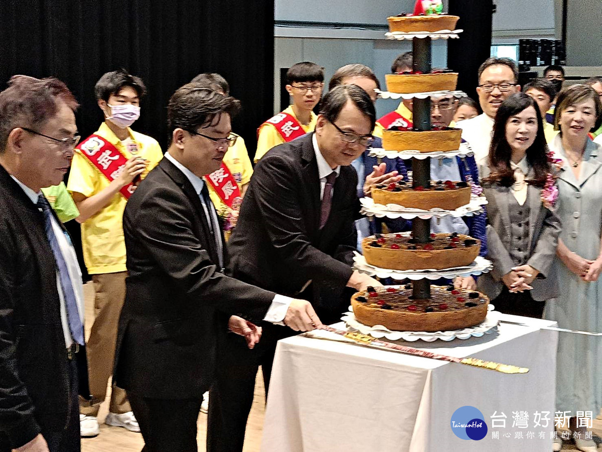 武陵高中慶祝69週年校慶   校長林煥周與貴賓們共同切生日蛋糕