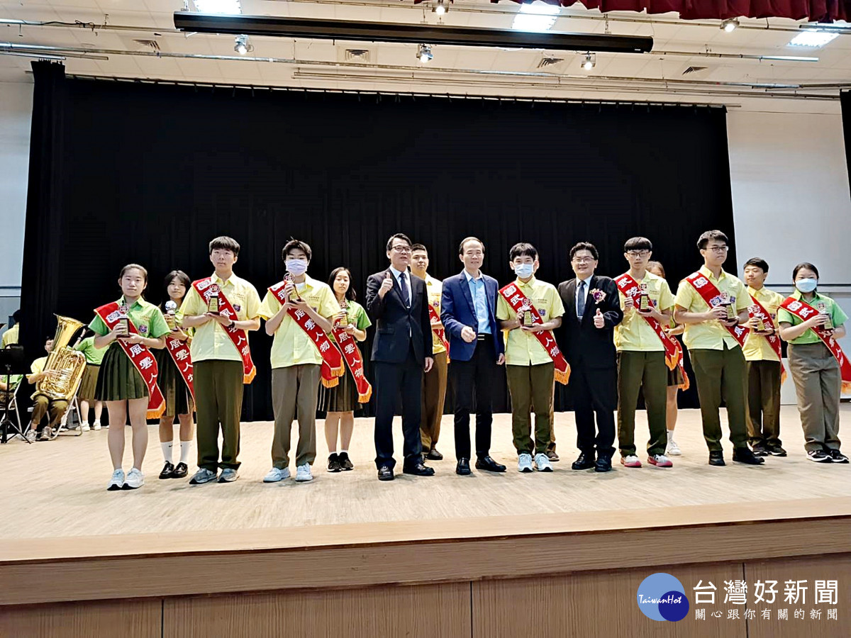 武陵高中慶祝六十九週年校慶   頒獎表揚武陵風雲人物