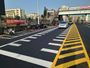 嘉義市芳安路道路重新刨鋪後，劃設「楔型標線」讓駕駛人視覺感受車道縮減，以降低行車速度／嘉義市府提供