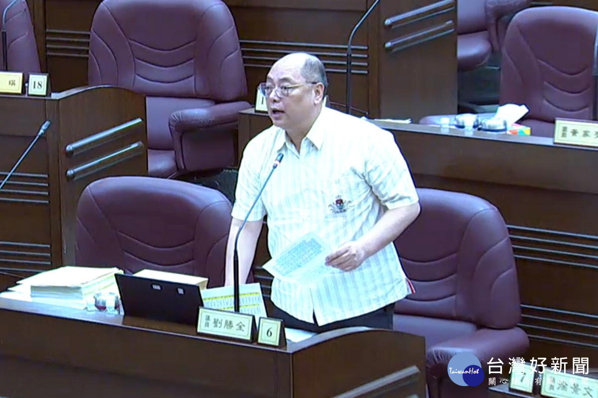 針對多元共融社會議題，桃園市議員劉勝全於議事堂上進行質詢。