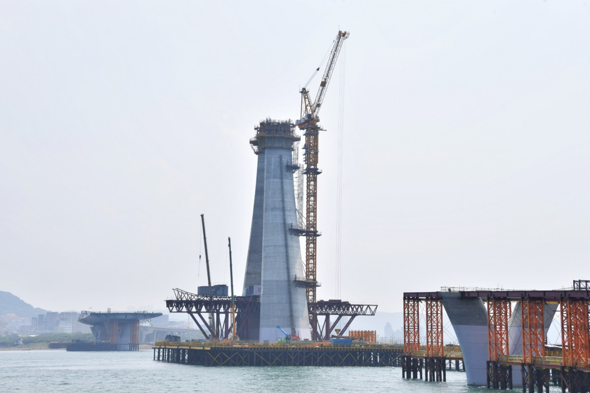 連結新北市淡水、八里地區的「淡江大橋」建設，目前正進行主橋段工程，並拚明（2025）年底完工。（圖／行政院新聞傳播處提供）