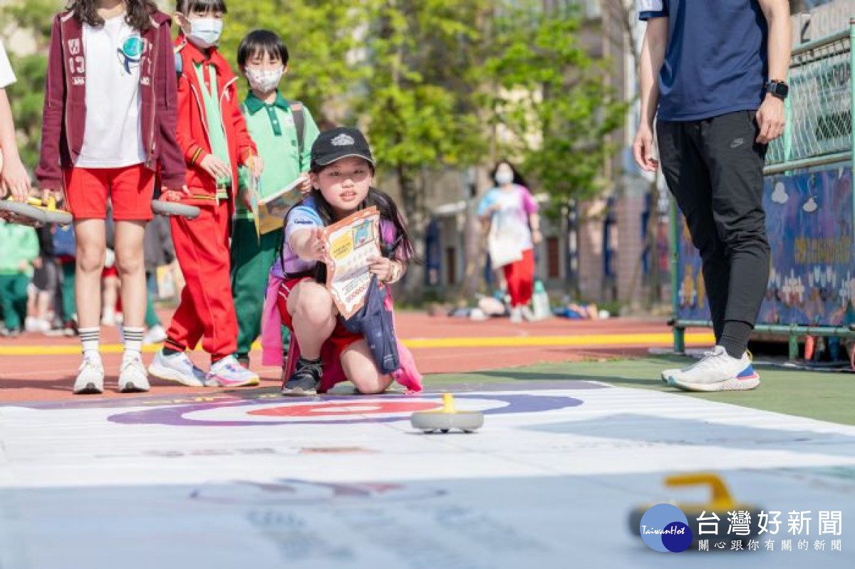 桃園市首屆「幼兒園 STEAM 教育嘉年華」活動於今(113)年3月舉辦，小朋友體驗地板冰壺。<br /><br />
