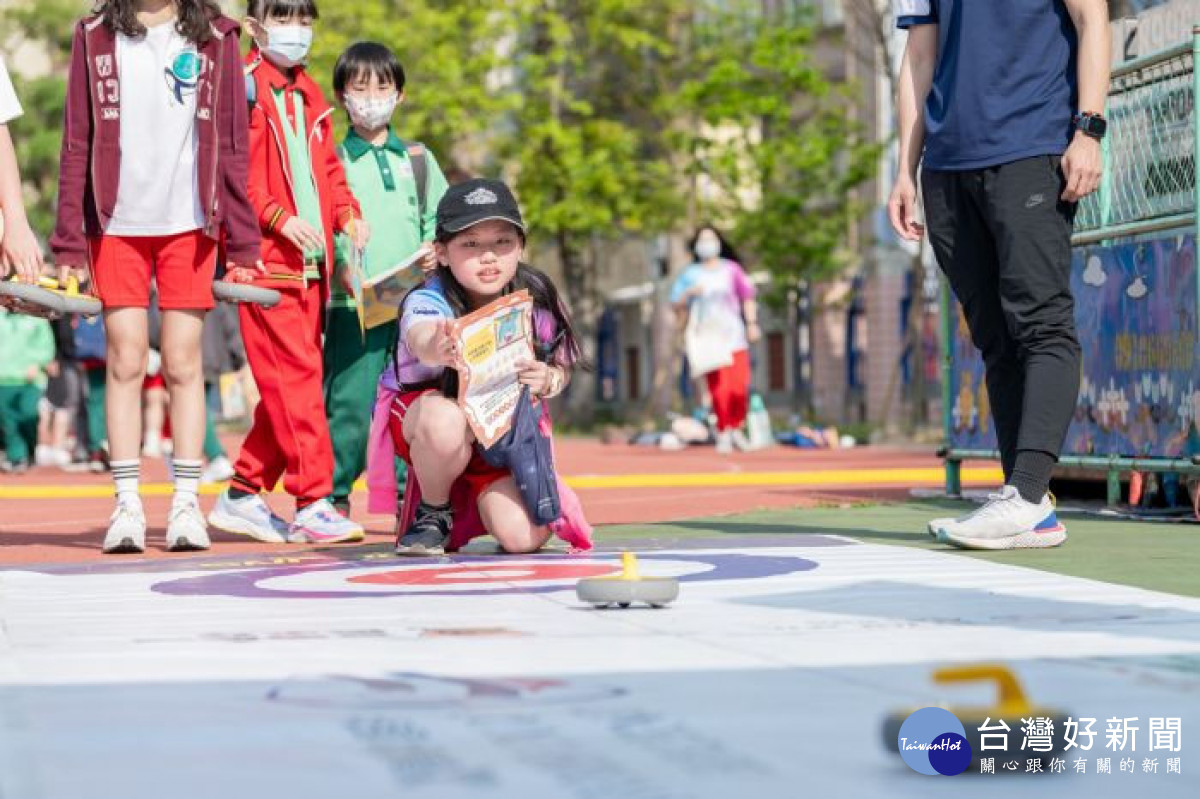 桃園市首屆「幼兒園 STEAM 教育嘉年華」活動於今(113)年3月舉辦，小朋友體驗地板冰壺。<br />
