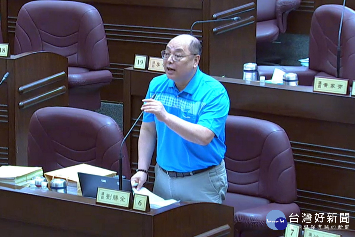 桃園市議員劉勝全於議事堂上進行質詢。