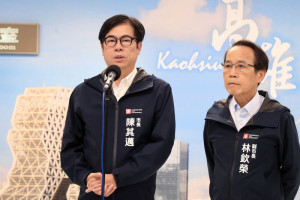 ▲地震發生後，陳其邁隨即召開應變會議，啟動緊急應變中心應變機制，了解掌握各區狀況，截至目前為止高雄僅傳出零星電梯故障案件，受困於電梯的民眾均已平安脫困，無人員傷亡。