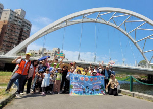 ▲楠梓戶所帶領新住民朋友走訪後勁溪中下游流域，透過在地文史工作者解說，重新認識後勁溪的美麗風情並深刻的認識環境永續的重要性。