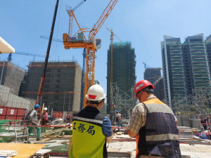 ▲高市啟動工程巡檢，建管處調度65人分組巡查確保工地安全。
