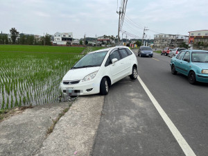 女子路邊停車不慎卡稻田上　波麗士協助脫困