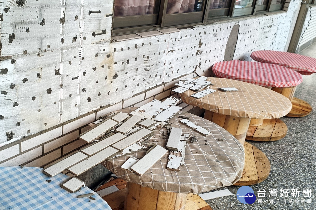 桃園區大業國小視聽教室輕鋼架及牆面遭地震損毀。