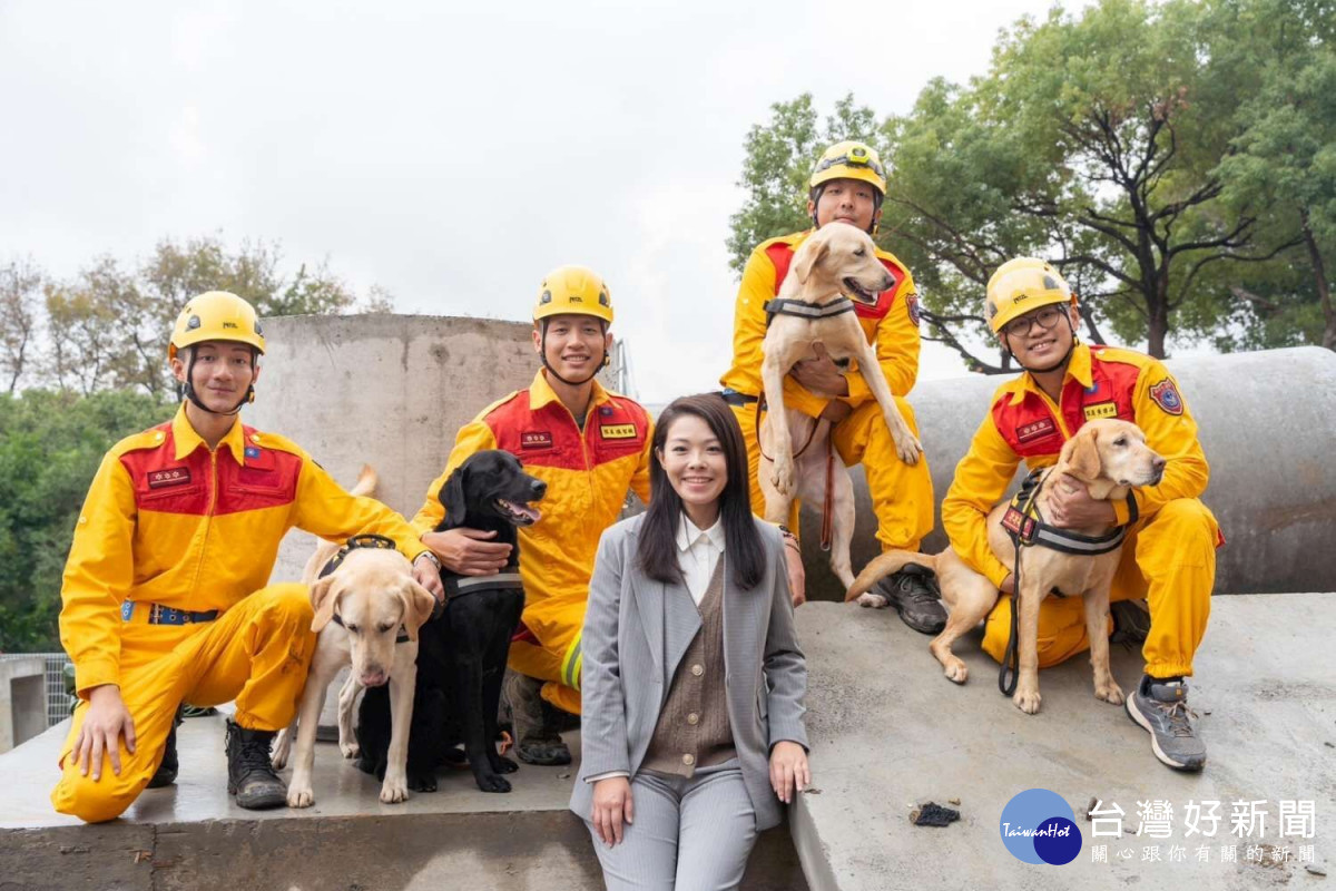 高虹安市長與竹市領犬員們及4隻搜救犬。