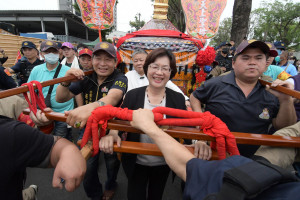 縣長王惠美迎接媽祖鑾轎、扶轎。圖／記者鄧富珍翻攝