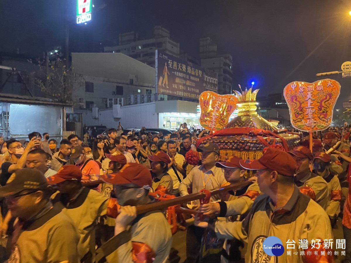 大甲媽鑾轎抵達彰化，上萬信眾簇擁膜拜，場面十分壯觀。