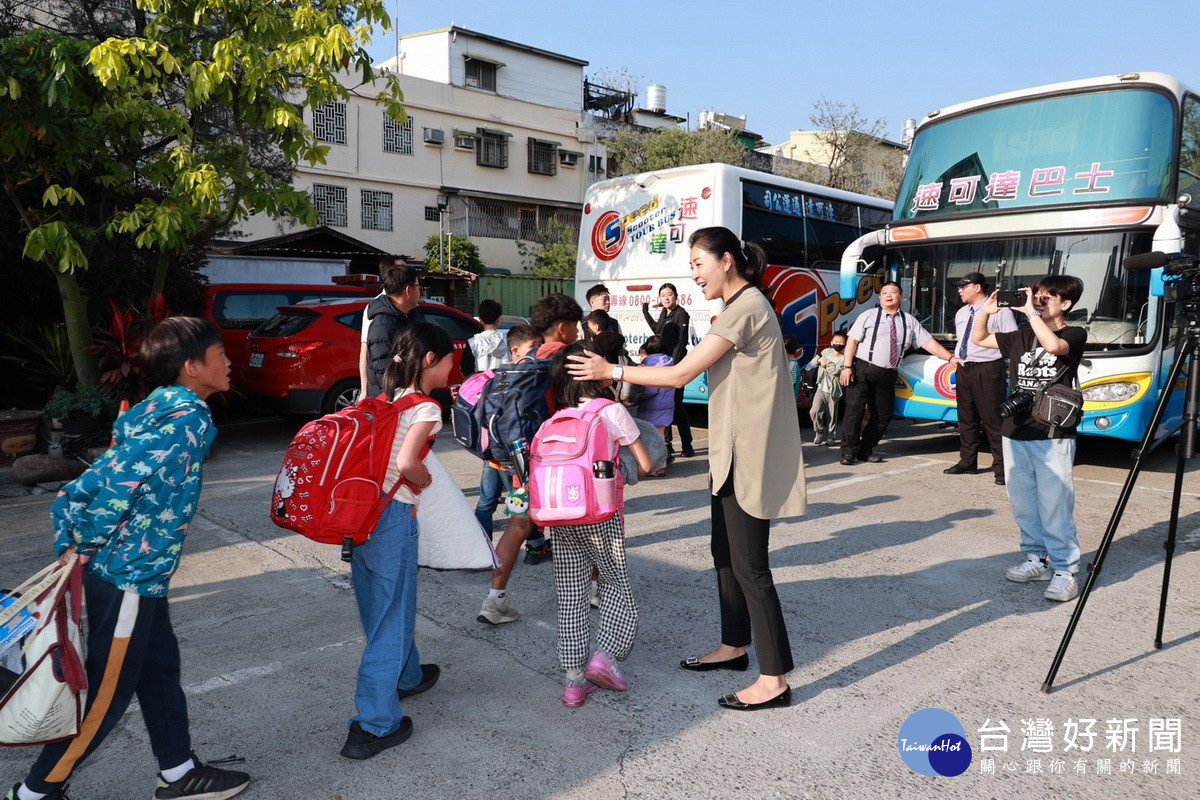 許縣長與縣長主管送學生上車。（縣府提供）