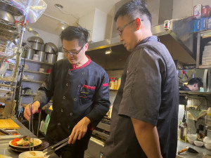 職人新秀合力創作異國料理作品《白食醬煎烤雞胸燉飯》