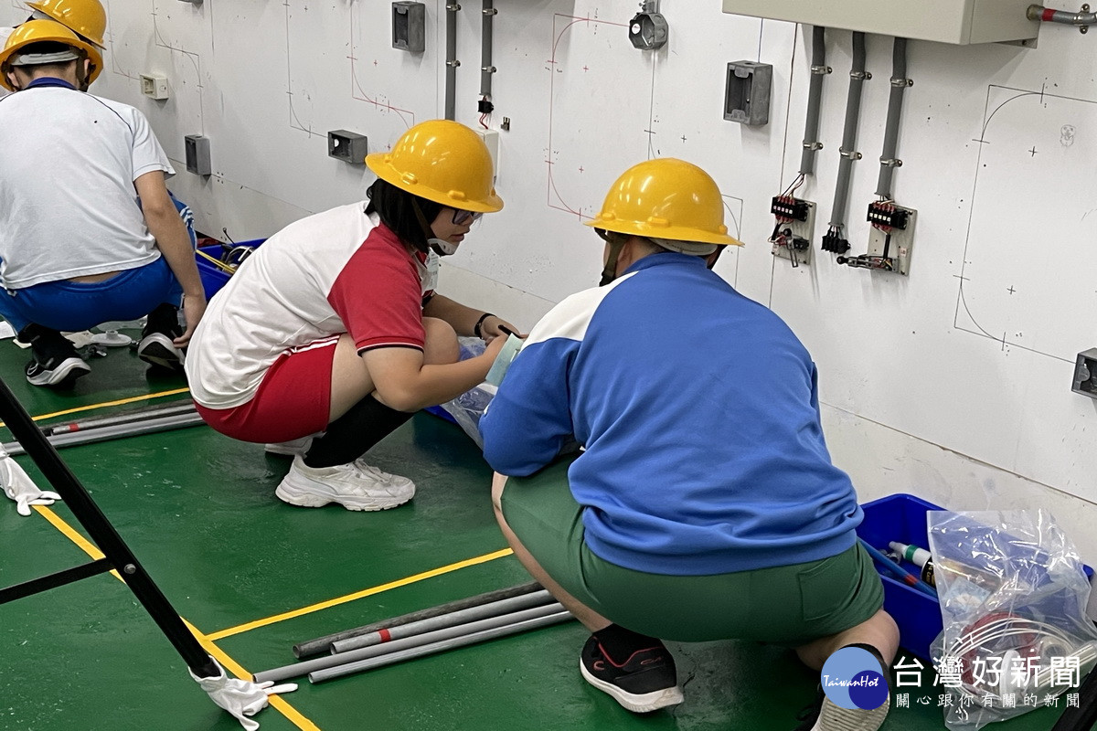 「電機與電子職群基本室內配線組」競賽中，參賽選手盡展個人技能。