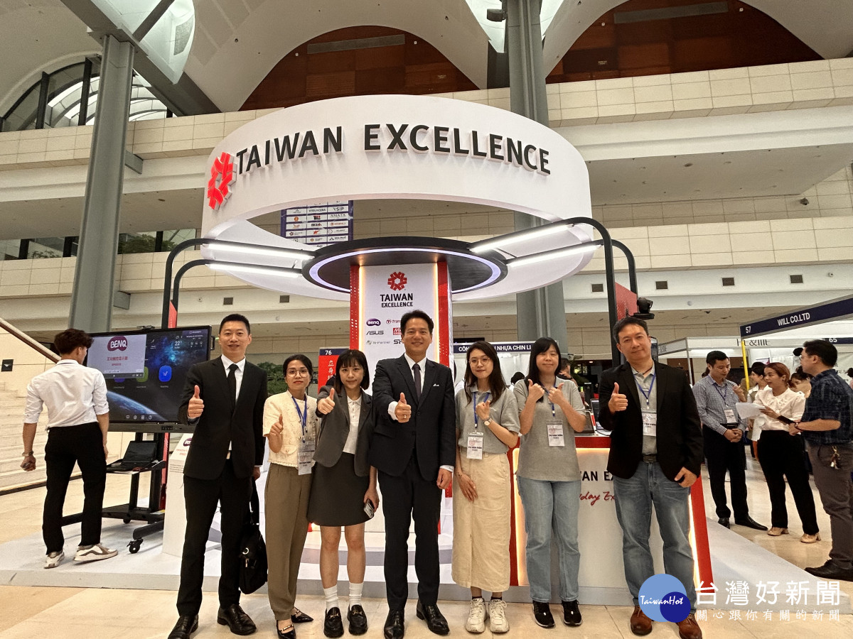 邱副市長參訪由世界台灣商會聯合總會舉辦的國際企業產品展覽。