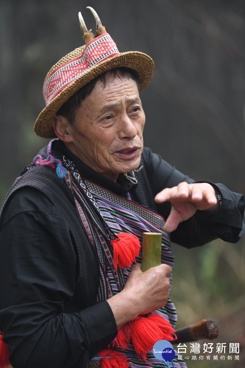 松茂部落蔡長管耆老以泰雅傳統古調吟唱，祈求祖靈用愛眷顧Lisayung。