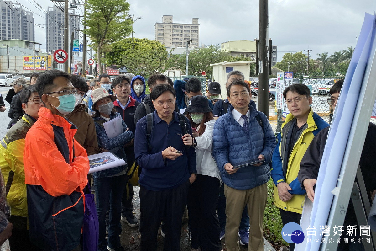 桃園市府捷運局長劉慶豐率同相關單位人員進行7.7公里綠延中壢步行踏勘。