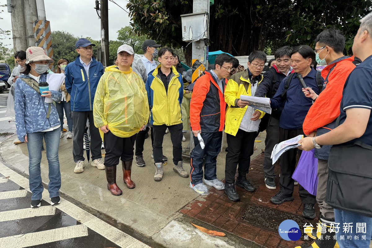 桃園市府捷運局長劉慶豐率同相關單位人員進行7.7公里綠延中壢步行踏勘。