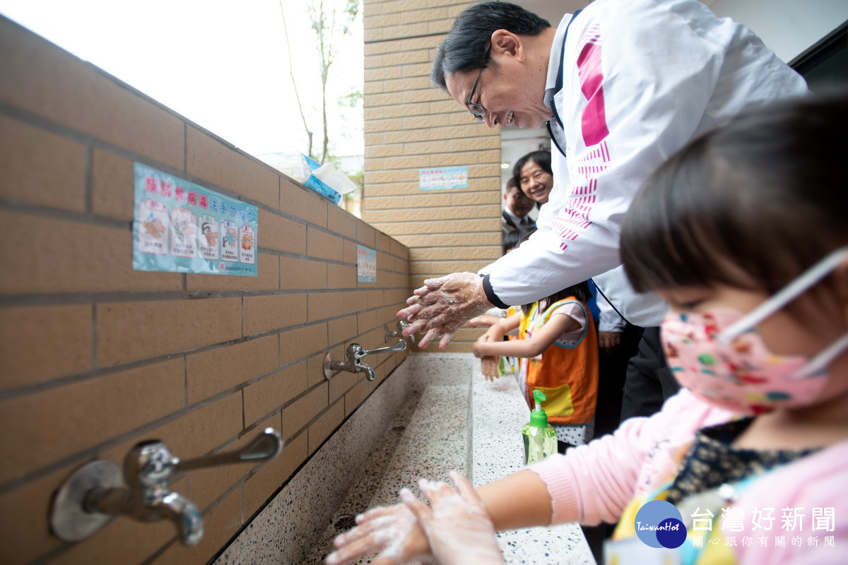 桃園市長張善政與小朋友們一起洗手，宣導正確洗手觀念。