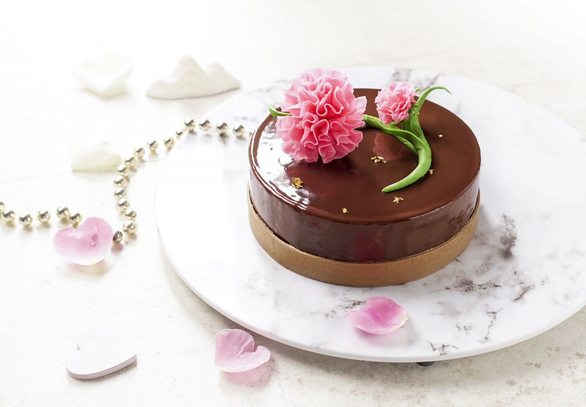 台中福華以「心愛的媽」為靈感推出的「馨愛」荔枝玫瑰慕斯戚風蛋糕。圖片提供／台中福華