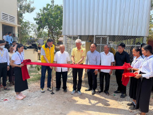 中央黃衣者為國立暨南國際大學新興產業策略與發展博士李政鍠。?（圖/暨大提供）