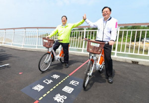 張市長與新竹縣長楊文科開心啟用雙新自行車道。