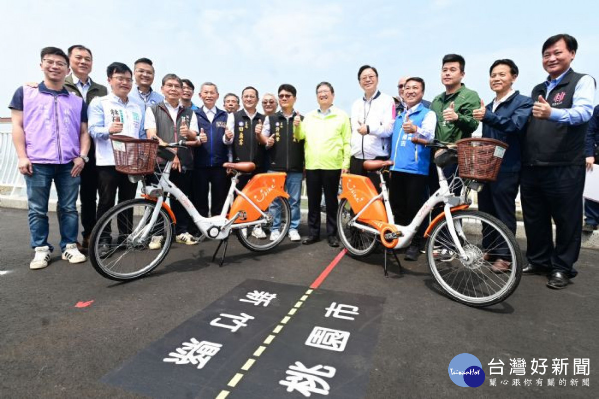 張市長與新竹縣長楊文科及各貴賓共同見證雙新自行車道完工。