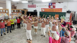 鳳梨樂活樂團到田仔社區演出第400場。（鳳梨樂團提供）