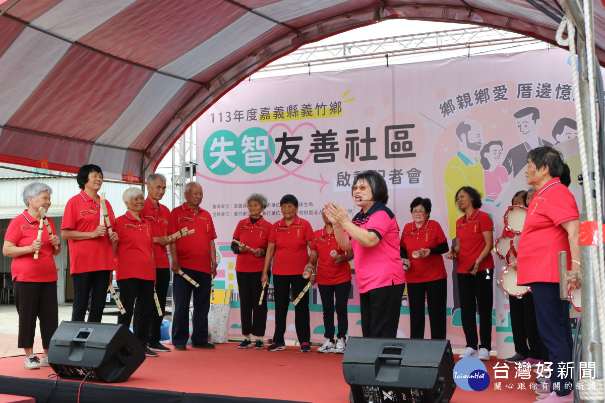 龍蛟社區長者表演敲擊樂器和活力舞蹈