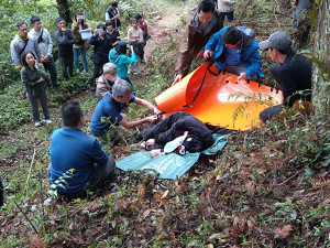 新竹分署工作站同仁操作臺灣黑熊救傷運送流程（林業保育署新竹分署提供）
