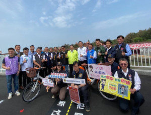 雙新自行車道跨橋工程啟用典禮，楊梅警加強反詐騙宣導。　