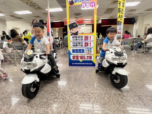 幼童對警車最感興趣。（草屯分局提供）