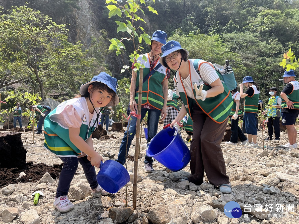 第一銀行行員攜眷三代同堂，植樹、澆水，給予樹木祝福的話。