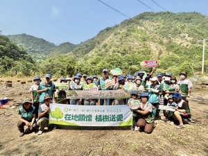 臺中分署與第一銀行三度合作造林，今日在和平區南勢里橫流溪畔種植1000餘株的楓香。
