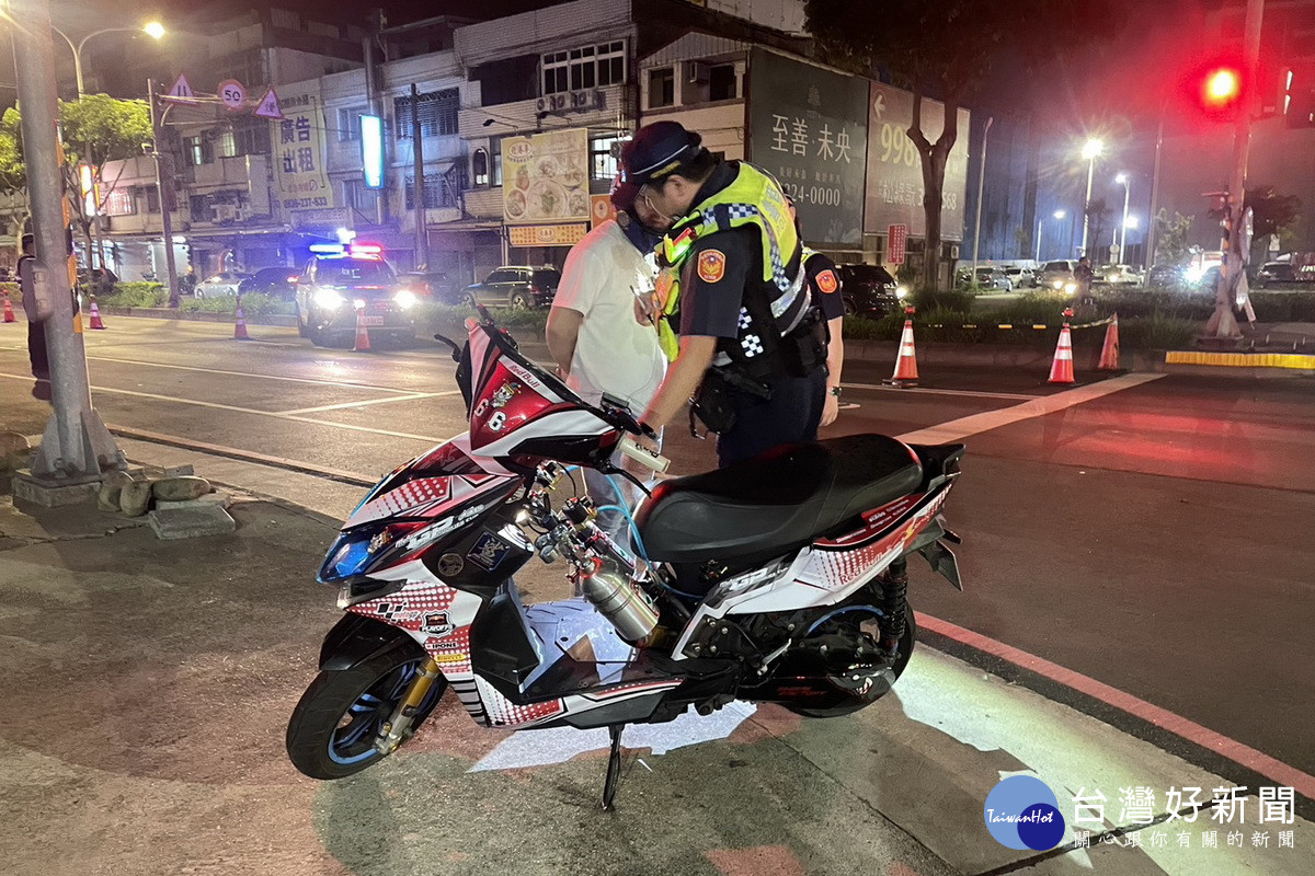 蘆竹分局執行「雷霆除暴專案」，查獲林男在機車踏板上裝置NOS（一氧化二氮）鋼瓶。