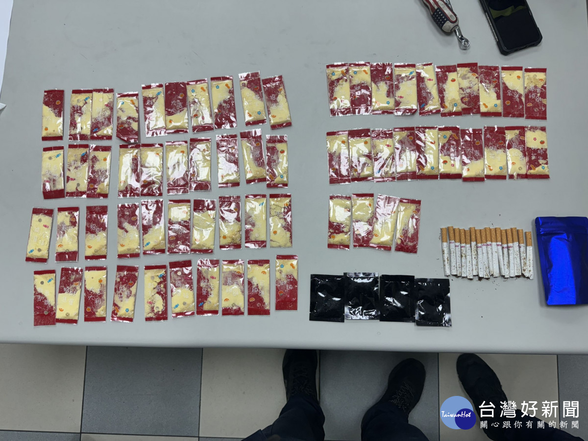 警方搜出毒品咖啡包68包及彩虹菸16支。