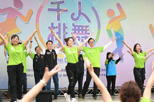張市長和市民朋友一同參與世客博主題曲〈Hakka New World〉等三首舞曲排舞。