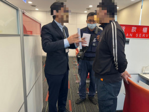 豐原31歲男子日前為協助網路上認識的女友還款，急赴銀行辦理匯款業務，員警趕到場戳破「假交友」詐騙。