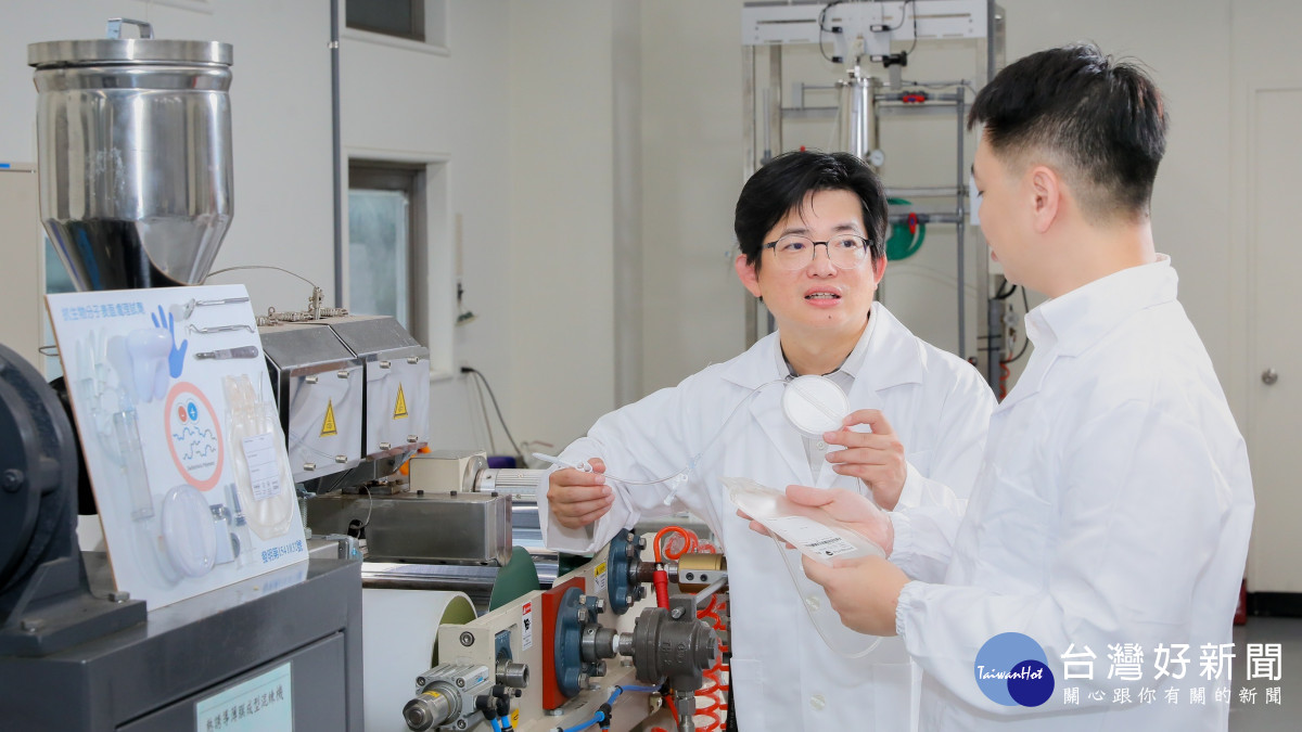 中原大學化工系教授張雍(圖左)研發出白血球減除率99.99%的關鍵薄膜過濾器，保障輸血安全。