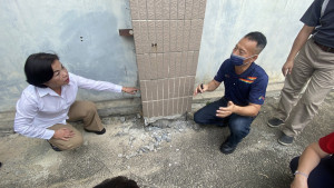 立委楊瓊瓔會勘頭家國小游泳池建物震損情形。