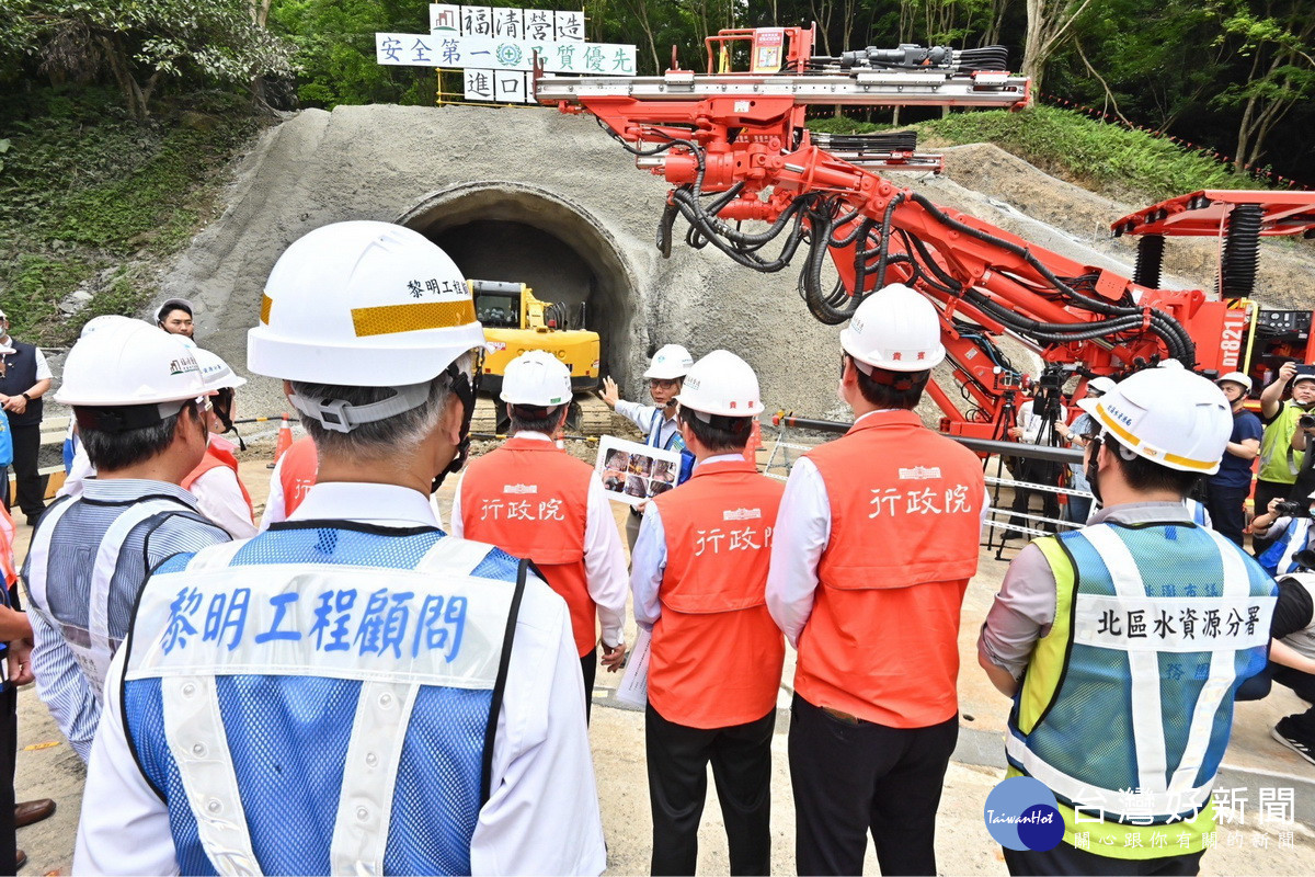 行政院長陳建仁視察「石門水庫至新竹聯通管工程計畫－隧道銜接段工程施工」推動進度。