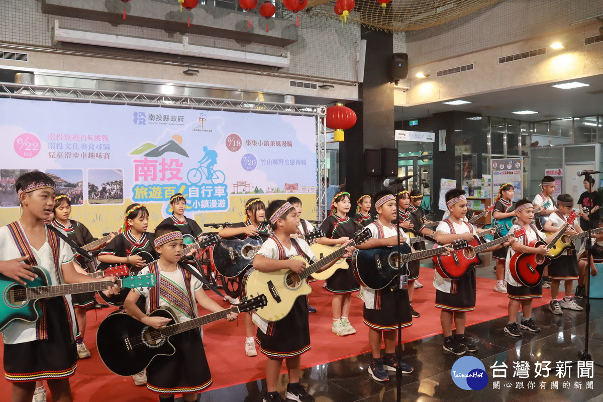 人和國小學童以吉他表演揭序幕。（記者扶小萍攝）